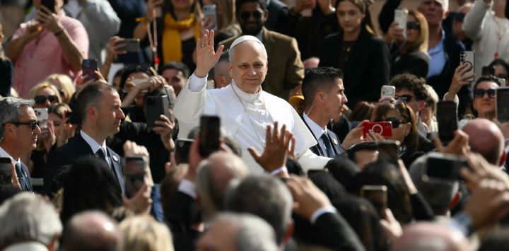 El papa León XIV saluda a su llegada para oficiar una misa en el Estadio Luis II de Mónaco. El papa León XIV se dirige al principado mediterráneo de Mónaco, en la Riviera Francesa, una elección sorpresiva para su primer viaje a Europa occidental como pontífice. El papa, nacido en Estados Unidos y antiguo misionero crítico con la élite adinerada, llegará en helicóptero para pasar un día en el segundo estado más pequeño del mundo, conocido por sus casinos, yates de lujo y restaurantes con estrellas Michelin.