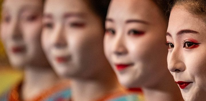 Las maiko (aprendices de geisha) participan en una entrevista de prensa antes de un ensayo para el "Miyako Odori" anual, que significa "danza de la capital" en japonés, en el Gion Kobu Kaburenjo de Kioto.