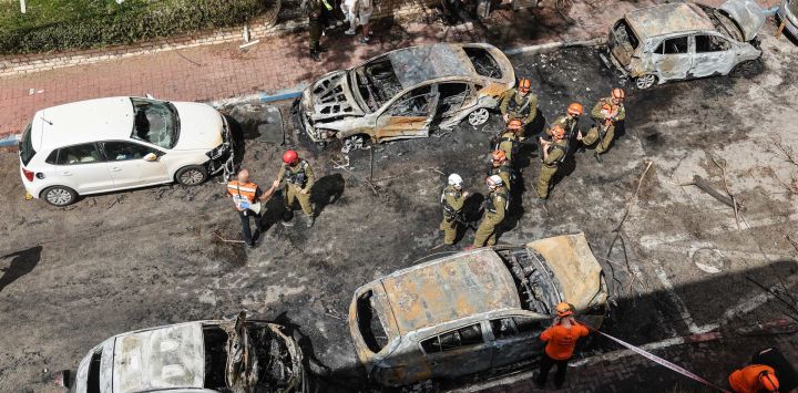 Los equipos de primera intervención evalúan los daños tras un ataque iraní sobre Petah Tikva. Irán lanzó misiles por todo Oriente Medio, mientras su capital sufría nuevas explosiones, después de que el presidente estadounidense Donald Trump amenazara el principal centro de exportación de petróleo del país, las centrales eléctricas y las plantas desalinizadoras.
