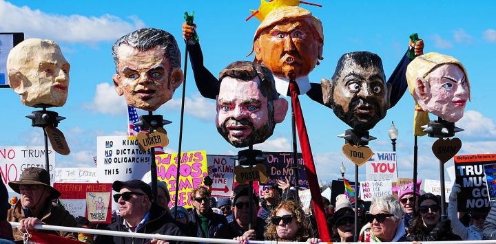 Manifestantes portan efigies del presidente estadounidense Trump y funcionarios de su administración durante la jornada nacional de protesta "No Kings" cerca del Puente Memorial en Washington, D.C.. Se esperan protestas a nivel nacional contra el presidente estadounidense Donald Trump, mientras millones de personas expresan su furia por lo que consideran su tendencia autoritaria y otras formas de gobierno cruel que pisotean la ley. Es la tercera vez en menos de un año que los estadounidenses saldrán a las calles como parte del movimiento popular "No Kings", la manifestación más visible y contundente de oposición a Trump desde que comenzó su segundo mandato en enero de 2025.