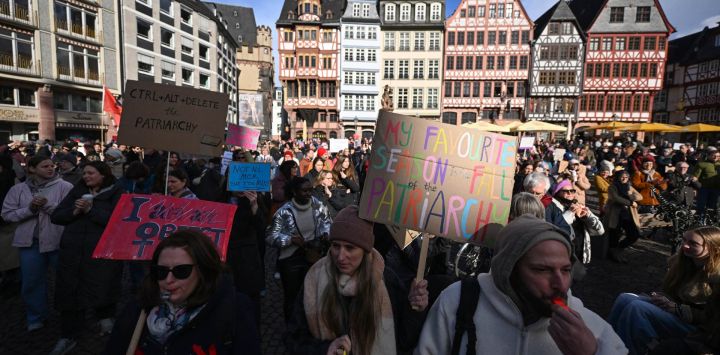 Participantes se manifestaron con pancartas contra la violencia digital en la plaza Roemer de Frankfurt, en el oeste de Alemania. La iniciativa "¡Es reicht!" (¡Ya basta!) convocó la manifestación, que también se realizó en apoyo a la presentadora de televisión y actriz alemana Collien Fernandes. Las acusaciones de Fernandes, de 44 años, contra su exmarido, el actor Christian Ulmen, han desatado un intenso debate mediático sobre la "violencia digital" que se perpetra cada vez con mayor frecuencia en internet, principalmente contra las mujeres.