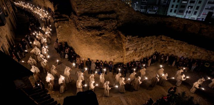 Penitentes de la cofradía del Cristo de la Buena Muerte participan en la procesión durante la Semana Santa en la localidad de Zamora, al noroeste de España. Las coloridas celebraciones de la Semana Santa en España comenzaron esta semana, con procesiones centenarias de fieles que portan carrozas adornadas con flores y coronadas con estatuas de Cristo o la Virgen María, que congregan a multitudes. Organizadas por diversas cofradías religiosas, las procesiones se celebran en todo el país durante la semana previa al Domingo de Pascua, que este año, en la Iglesia Católica, cae el 5 de abril de 2026.