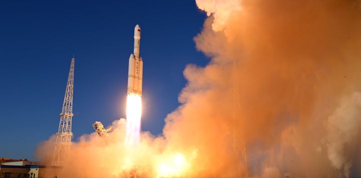 Un cohete portador Lijian-2 Y1 con tres satélites a bordo despega desde la zona piloto de innovación aeroespacial comercial de Dongfeng, en el noroeste de China. El cohete despegó a las 19:00 horas (hora de Beijing) desde una zona piloto de innovación aeroespacial comercial en el noroeste del país y colocó con éxito los satélites en sus órbitas planificadas.