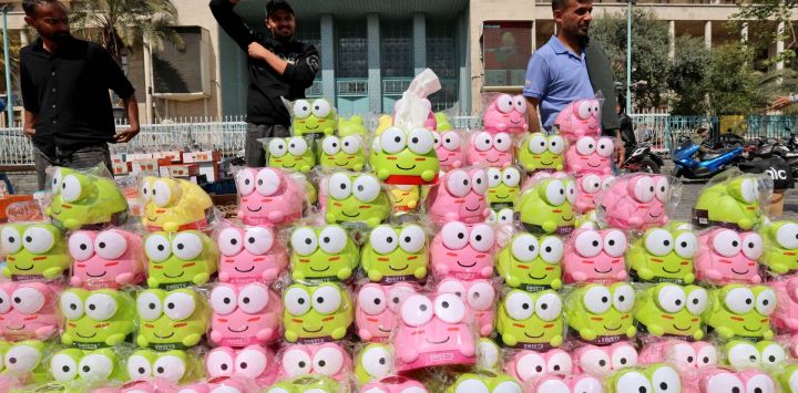 Vendedores ambulantes ofrecen sus productos en el Gran Bazar de Teherán. El presidente estadounidense Donald Trump desestimó las preocupaciones sobre el aumento vertiginoso de los precios mundiales y amenazó con destruir los pozos petrolíferos, las centrales eléctricas y la principal terminal de exportación de Irán si Teherán no acepta rápidamente un acuerdo de paz.