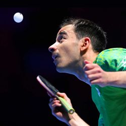 Hugo Calderano sirve la pelota durante el partido de individuales masculinos del grupo 3 entre Hugo Calderano, de Brasil, y Lubomir Jancarik, de la República Checa, en la Copa del Mundo Masculina y Femenina de la ITTF 2026, en Macao, China. | Foto:Xinhua/Cheong Kam Ka