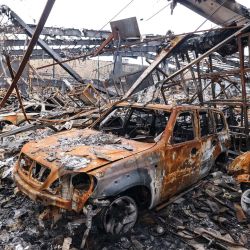 La fotografía muestra los daños sufridos durante la visita a un taller mecánico en el este de Teherán, alcanzado por un ataque con misiles. Israel y Estados Unidos lanzaron ataques contra Irán, causando la muerte del líder supremo de la república islámica y desencadenando una guerra que desde entonces se ha extendido por todo Oriente Medio. | Foto:ATTA KENARE / AFP