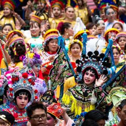Los artistas saludan antes del inicio del Desfile Internacional de Macao en Macao. | Foto:Eduardo Leal / AFP