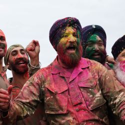 Soldados de la Red de Defensa Sikh y del Ejército Británico participan en el lanzamiento de polvo de colores Rang durante Holla Mohalla, el festival militar sikh anual que celebra las tradiciones marciales sikh, en la Real Academia Militar de Sandhurst. Los participantes realizaron una prueba de aptitud física para simular roles de soldado, practicaron artes marciales sikh tradicionales, juegos militares sikh tradicionales y el lanzamiento de polvo de colores Rang. Este festival centenario se celebra con un espíritu de competencia feroz pero sana y tiene como objetivo promover el coraje, la preparación y la disposición. Los sikhs han servido en el Ejército Británico desde el siglo XIX. | Foto:Adrian Dennis / AFP