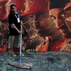 Un conserje limpia las instalaciones durante el partido de la Indian Premier League (IPL) T20 de 2026 entre los Punjab Kings y los Gujarat Titans en el Estadio Internacional de Críquet Maharaja Yadavindra Singh, en las afueras de Chandigarh. | Foto:TAUSEEF MUSTAFA / AFP