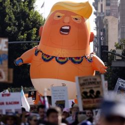 Un globo inflable gigante con la forma del presidente estadounidense Donald Trump como un bebé con pañales se ve entre los manifestantes que marchan durante la jornada nacional de protesta "No Kings" en Los Ángeles. Multitudes de manifestantes se congregaron en todo Estados Unidos contra el presidente Donald Trump, expresando su furia por lo que consideran su estilo de gobierno autoritario, sus políticas migratorias de línea dura y la guerra con Irán. Los organizadores afirmaron que "al menos 8 millones de personas se reunieron en más de 3300 eventos en los 50 estados", desde grandes ciudades hasta pequeños pueblos. Las autoridades estadounidenses no proporcionaron una estimación nacional de la multitud. | Foto:ETIENNE LAURENT / AFP