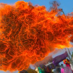 Un participante actúa durante el desfile de carnaval Batalla de Flores en Barranquilla, Colombia. | Foto:VANESSA ROMERO / AFP