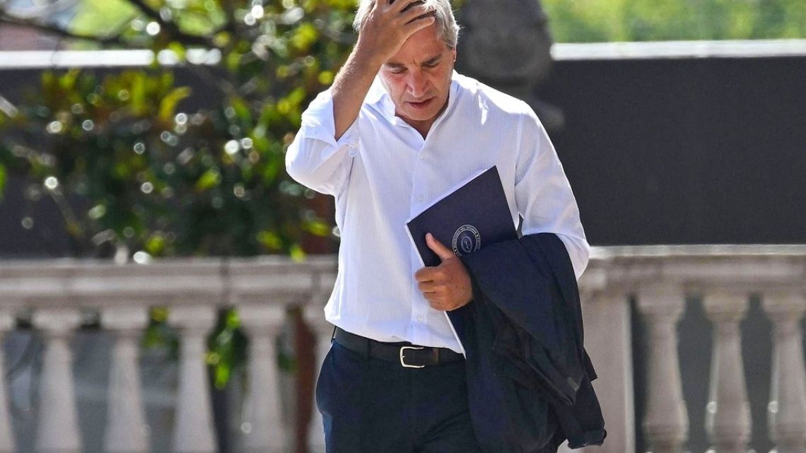 Milei y Caputo en alerta antes de los datos de inflación de marzo.