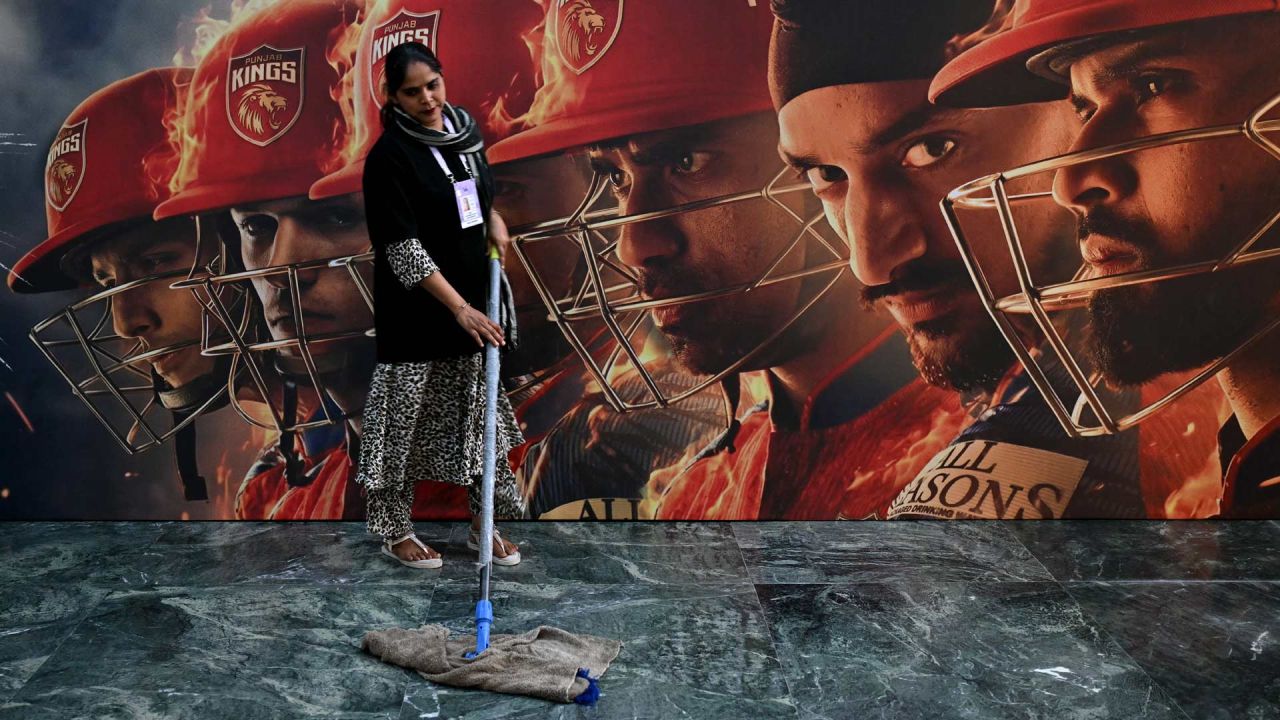 Un conserje limpia las instalaciones durante el partido de la Indian Premier League (IPL) T20 de 2026 entre los Punjab Kings y los Gujarat Titans en el Estadio Internacional de Críquet Maharaja Yadavindra Singh, en las afueras de Chandigarh. | Foto:TAUSEEF MUSTAFA / AFP