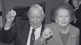 Sir Rex Hunt, gobernador de las Islas Falkland durante la Guerra de las Malvinas en 1982