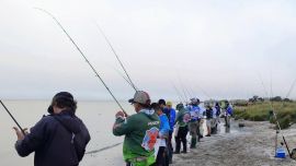 Ubicado frente a la Bahía de Samborombón, este pesquero natural ofrece condiciones ideales para la pesca variada de río y ría, con roncadoras y pejerreyes como especies predominantes, aunque siempre con chances de obtener piezas calificadas.