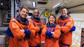 Por qué los astronautas de Artemis II visten de naranja: la razón clave detrás del color elegido por la NASA