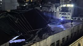 Se derrumbó el techo del edificio central de Edesur y evacuaron a más de 50 personas
