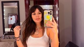 Así es el living de Gime Accardi: lámpara spider, cuadros de autor y un sillón extra soft de ensueño