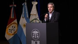 Luis Caputo apuntó contra los que piden devaluar: "Me dan ganas de cagarlos a patadas en el culo"