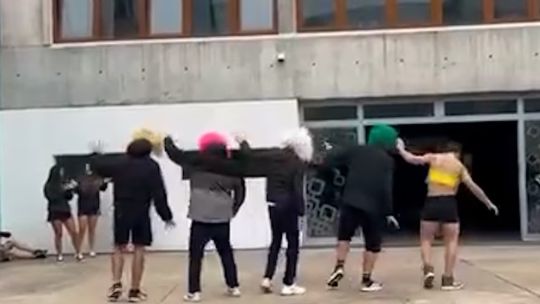 Polémica: en un colegio de Ramos Mejía simulan una ejecución para la entrega de buzos de egresados