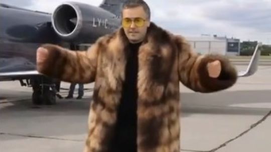 El video con IA de Adorni caracterizado como Ricardo Fort