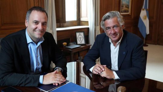 El escudo místico que le regaló Karina Milei a Manuel Adorni