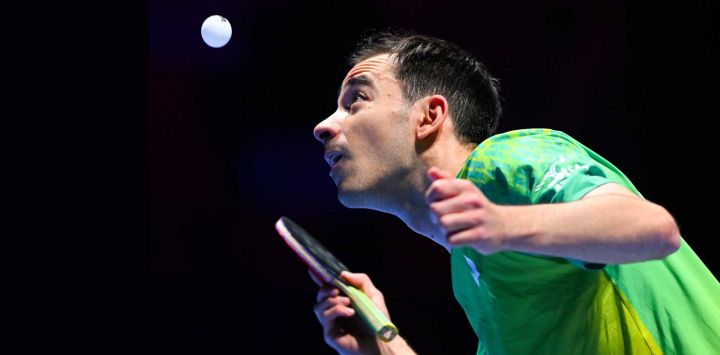 Hugo Calderano sirve la pelota durante el partido de individuales masculinos del grupo 3 entre Hugo Calderano, de Brasil, y Lubomir Jancarik, de la República Checa, en la Copa del Mundo Masculina y Femenina de la ITTF 2026, en Macao, China.