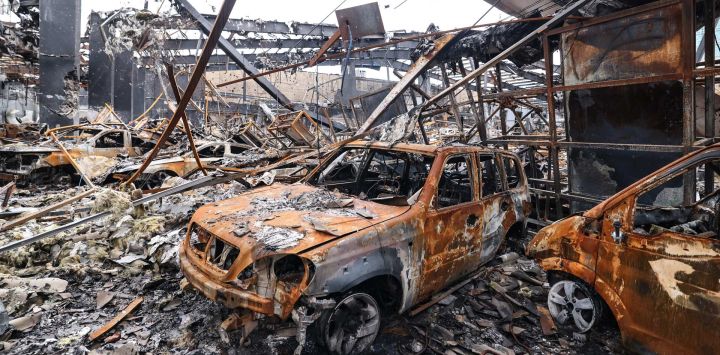 La fotografía muestra los daños sufridos durante la visita a un taller mecánico en el este de Teherán, alcanzado por un ataque con misiles. Israel y Estados Unidos lanzaron ataques contra Irán, causando la muerte del líder supremo de la república islámica y desencadenando una guerra que desde entonces se ha extendido por todo Oriente Medio.