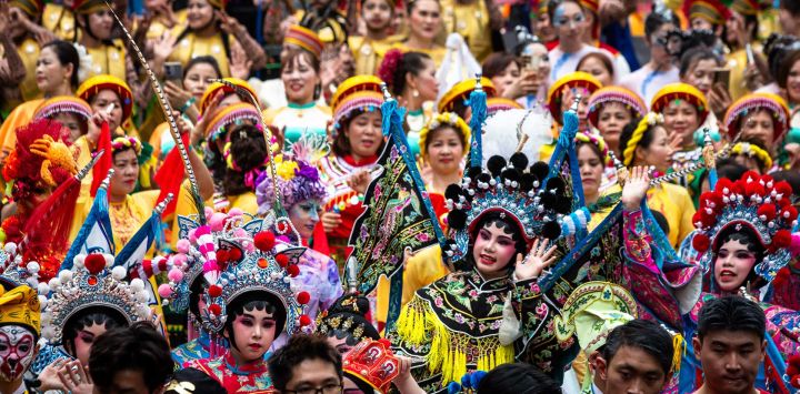 Los artistas saludan antes del inicio del Desfile Internacional de Macao en Macao.