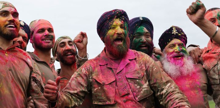 Soldados de la Red de Defensa Sikh y del Ejército Británico participan en el lanzamiento de polvo de colores Rang durante Holla Mohalla, el festival militar sikh anual que celebra las tradiciones marciales sikh, en la Real Academia Militar de Sandhurst. Los participantes realizaron una prueba de aptitud física para simular roles de soldado, practicaron artes marciales sikh tradicionales, juegos militares sikh tradicionales y el lanzamiento de polvo de colores Rang. Este festival centenario se celebra con un espíritu de competencia feroz pero sana y tiene como objetivo promover el coraje, la preparación y la disposición. Los sikhs han servido en el Ejército Británico desde el siglo XIX.