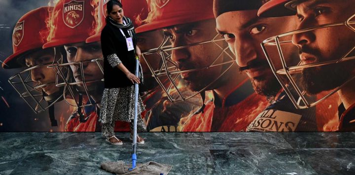 Un conserje limpia las instalaciones durante el partido de la Indian Premier League (IPL) T20 de 2026 entre los Punjab Kings y los Gujarat Titans en el Estadio Internacional de Críquet Maharaja Yadavindra Singh, en las afueras de Chandigarh.