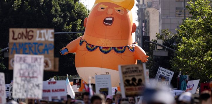 Un globo inflable gigante con la forma del presidente estadounidense Donald Trump como un bebé con pañales se ve entre los manifestantes que marchan durante la jornada nacional de protesta "No Kings" en Los Ángeles. Multitudes de manifestantes se congregaron en todo Estados Unidos contra el presidente Donald Trump, expresando su furia por lo que consideran su estilo de gobierno autoritario, sus políticas migratorias de línea dura y la guerra con Irán. Los organizadores afirmaron que "al menos 8 millones de personas se reunieron en más de 3300 eventos en los 50 estados", desde grandes ciudades hasta pequeños pueblos. Las autoridades estadounidenses no proporcionaron una estimación nacional de la multitud.