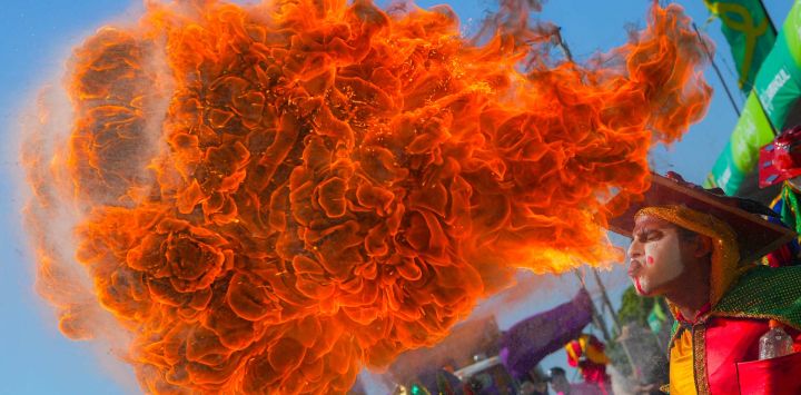 Un participante actúa durante el desfile de carnaval Batalla de Flores en Barranquilla, Colombia.