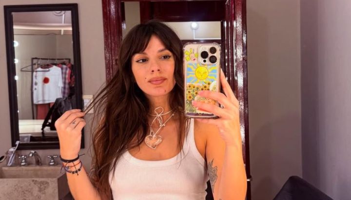 Así es el living de Gime Accardi: lámpara spider, cuadros de autor y un sillón extra soft de ensueño