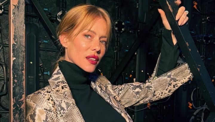 Cómo llevar el chaleco sastrero según Nicole Neumann: las claves de su look en el estreno de Annie