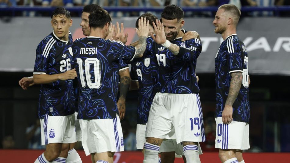 El festejo del gol de Otamendi en el partido entre Argentina y Zambia