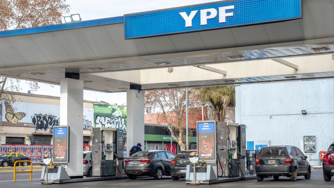 Argentina to maintain petrol prices in shift for free-market Milei