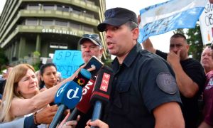 Abrazo de las fuerzas de seguridad al edificio Centinela