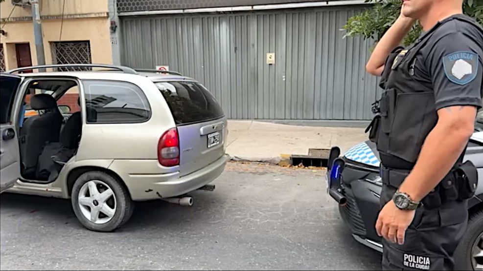 Una policía baleó a 4 personas con las que viajaba en un auto de aplicación 20260402