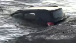 La camioneta que cayó al Río de la Plata este viernes a la madrugada