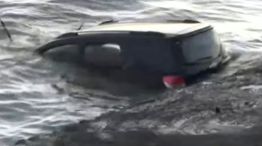 La camioneta que cayó al Río de la Plata este viernes a la madrugada