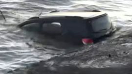 Pescadores rescataron a una mujer y una niña de 11 años que cayeron al Río de la Plata en su camioneta