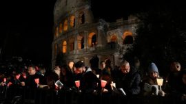 El papa León XIV cargará la cruz en todo el Viacrucis del Coliseo por primera vez en décadas
