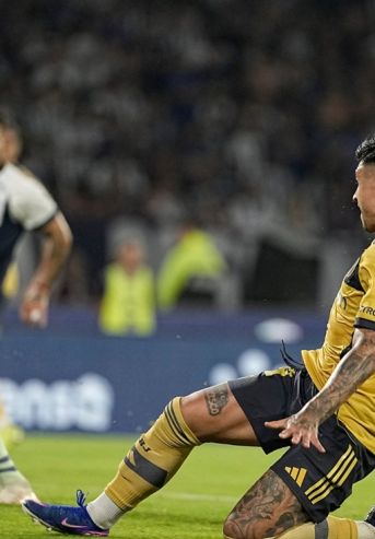 Adam Bareiro marcando para Boca Juniors