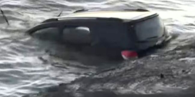 La camioneta que cayó al Río de la Plata este viernes a la madrugada