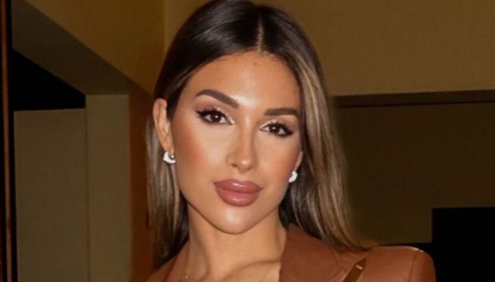 Agustina Gandolfo reinventó un básico y deslumbró con la chaqueta cropped que es furor en Europa