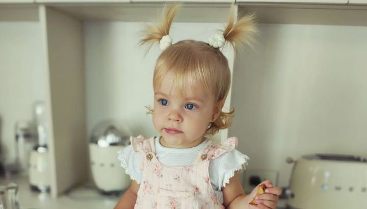 El tierno look de Milenka, la hija de Marley, para su viaje familiar a Tandil: volados y flores