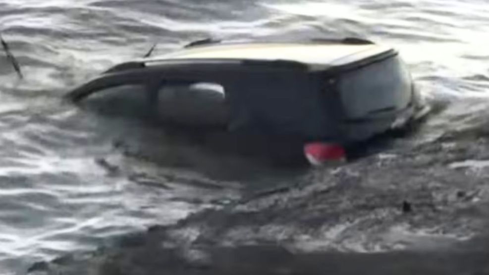 La camioneta que cayó al Río de la Plata este viernes a la madrugada