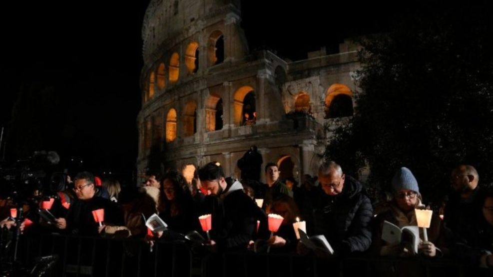 VIACRUCIS EN EL COLISEO DE ROMA