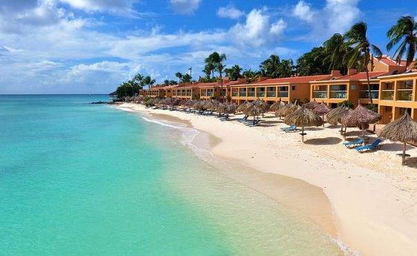 El resort Tamarjin y su mar azul en Aruba: una postal del paraíso en el Caribe.